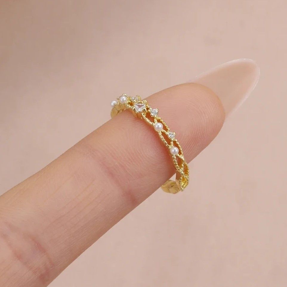 Śliczny minimalistyczny pierścionek z cyrkoniami i perełkami