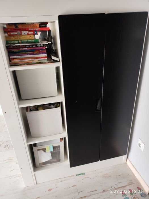 Łóżko piętrowe z biurkiem, szafą, komodą i materacem