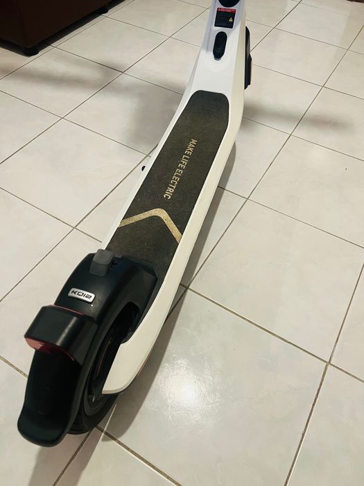 Trotinete elétrica branca