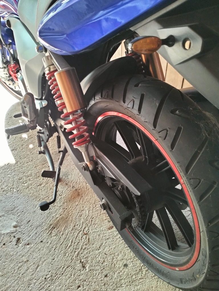 Mota Keeway RKV 125 + Capacete + Mala traseira
