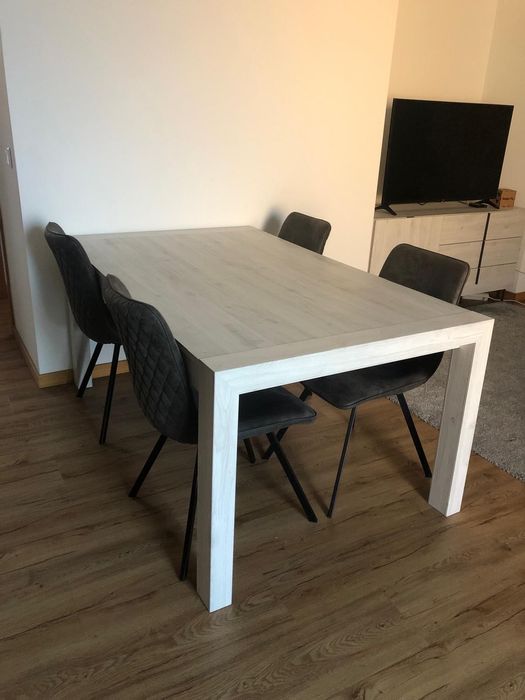 Mesa extensível + quatro cadeiras