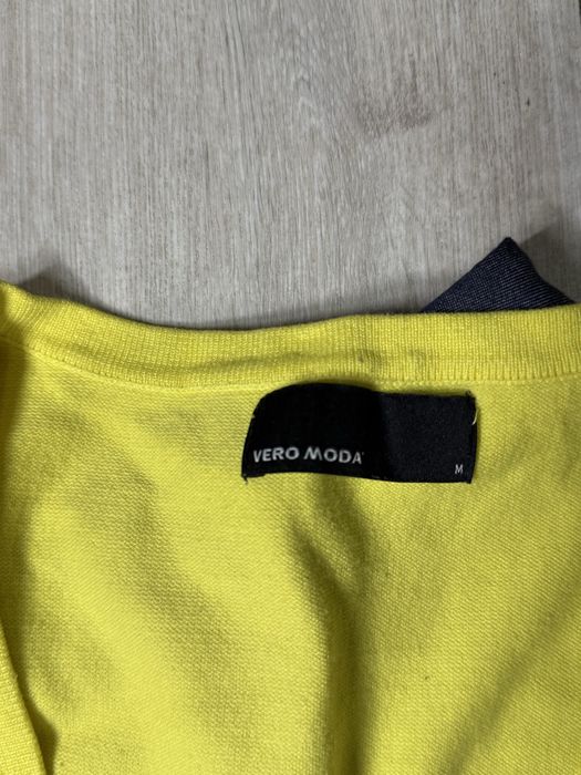 Светрик жовтенький