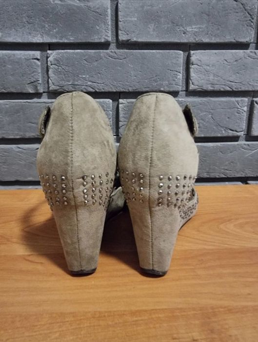 Sandałki  na koturnie