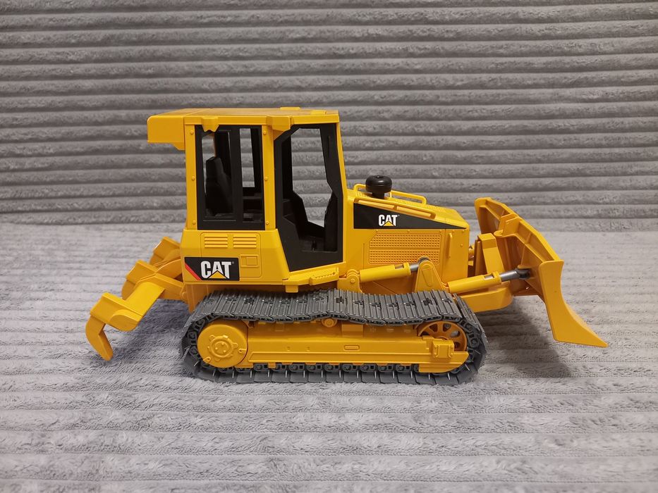 Гусеничний трактор бульдозер CAT від Bruder