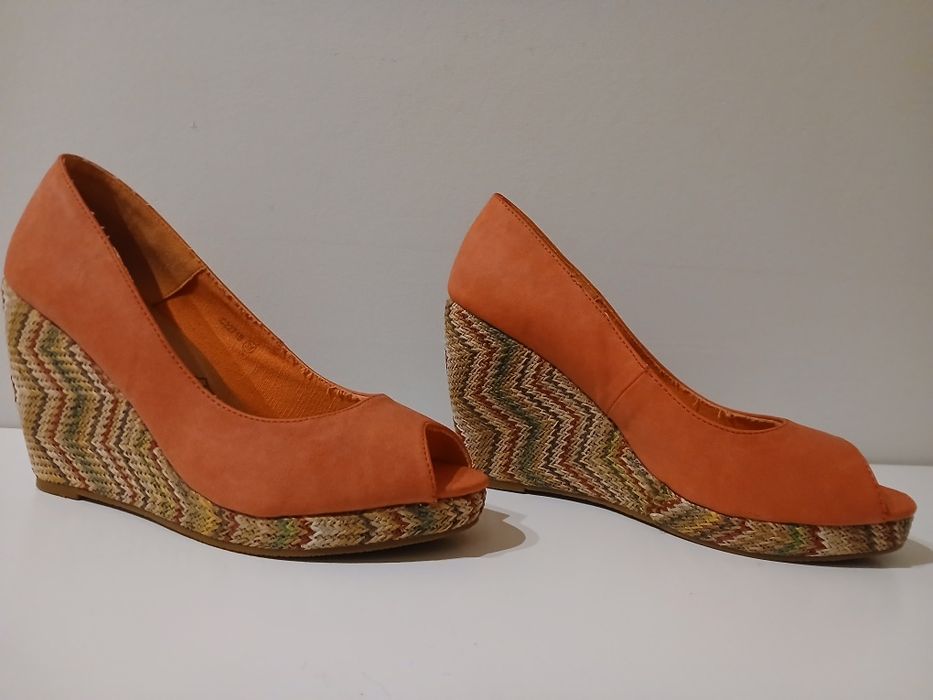 Sapatos cor salmão, com cunha colorida