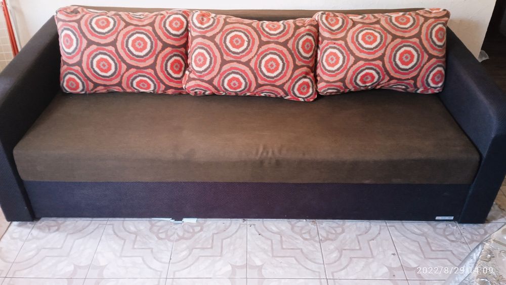 Диван для гостиной или дачи