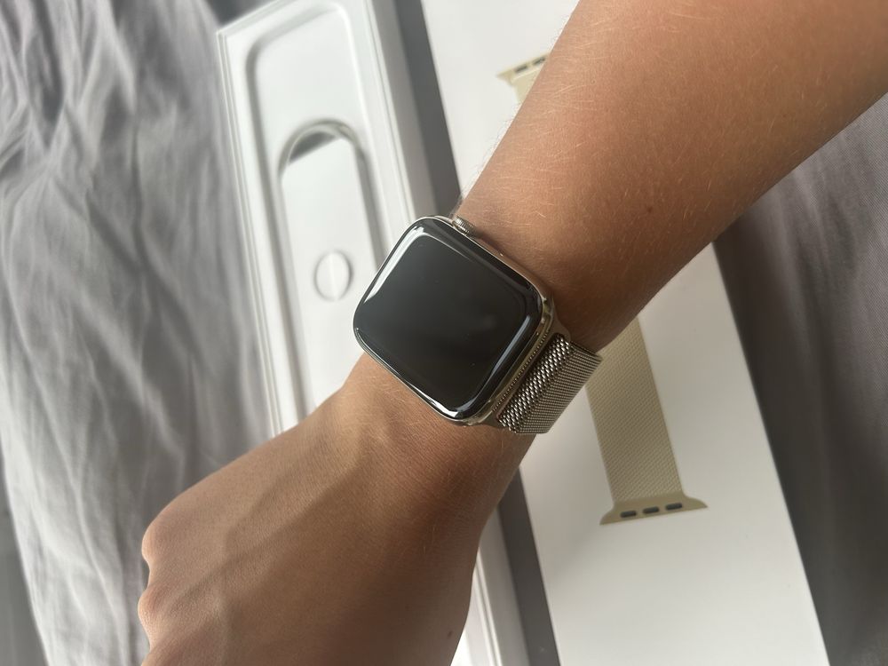 Apple Watch Series 6 44mm – Gold Stainless Steel + Milanese Loop