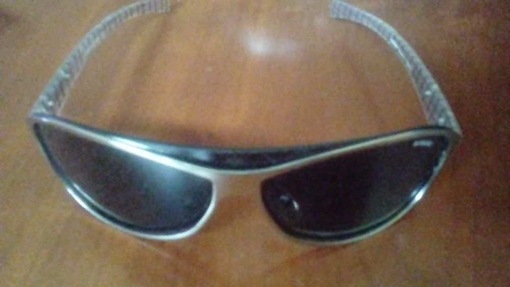 arnette original preto homem algum uso,caixa preta e limpador novo