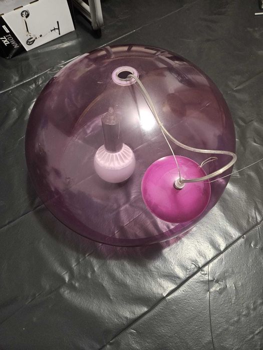 Lampa z fioletowym kloszem