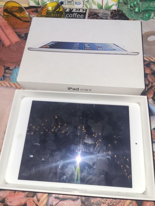 IPad mini з коробкою та документами