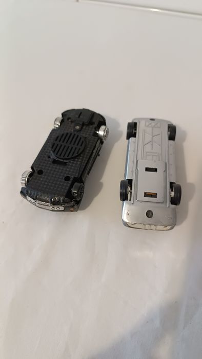 Lote 2 carros de brincar. 11 cm
