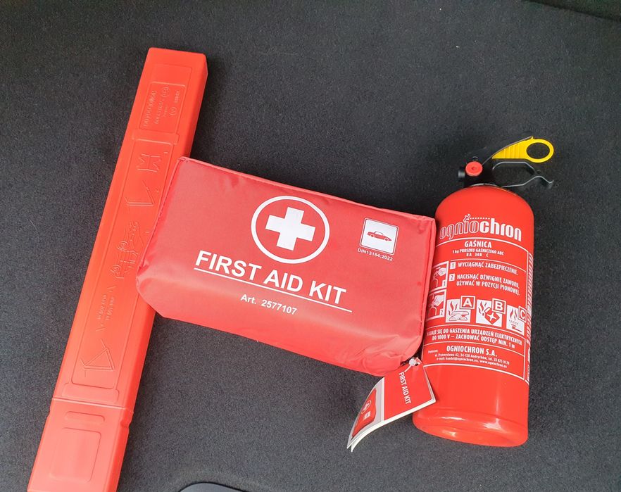 Gaśnica apteczka trójkąt zestaw