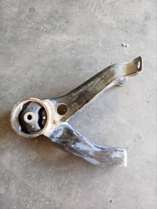 Опора двигателя задняя, подушка , MN101573 Mitsubishi
