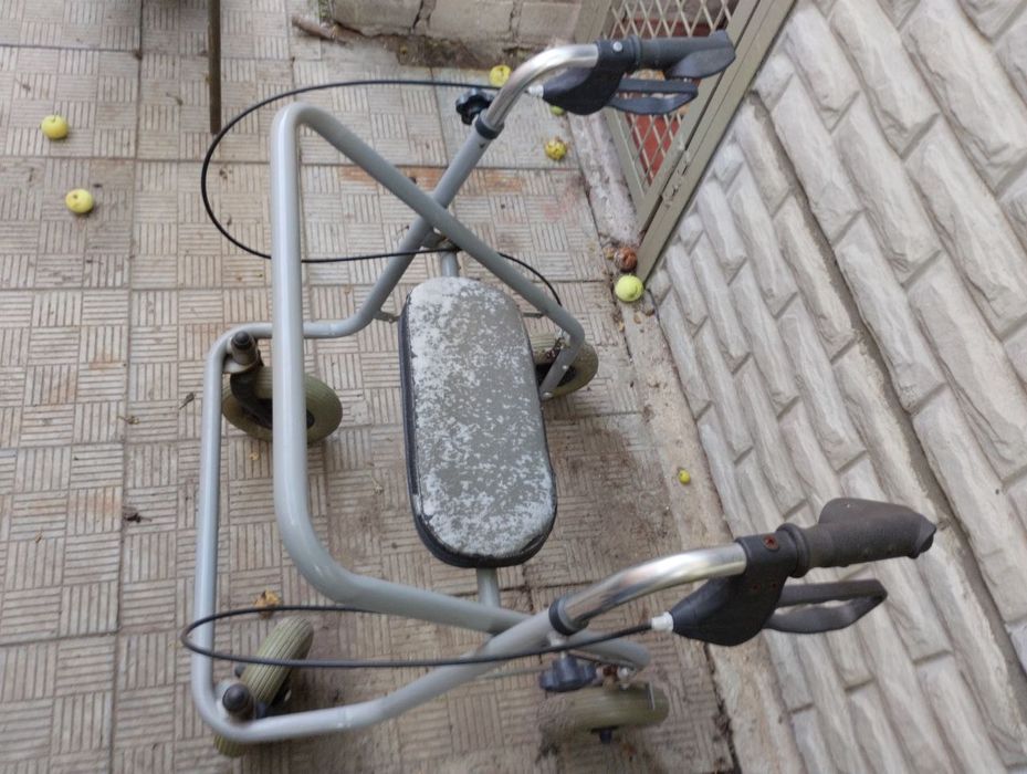 Ходунки на колёсах для лиц с ограниченными возможностями