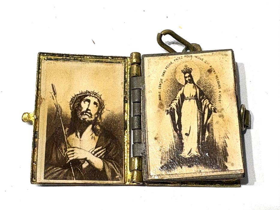 antigo pendente livrinho relicário Santo António dourado e esmaltado