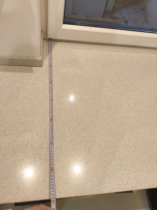 Zabudowa kuchenna wraz ze zmywarką, płytą gazową i piekarnikiem.