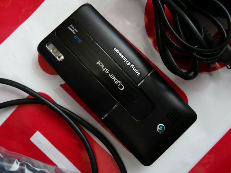 Sony Ericsson K770i + ładowarka, przewód USB