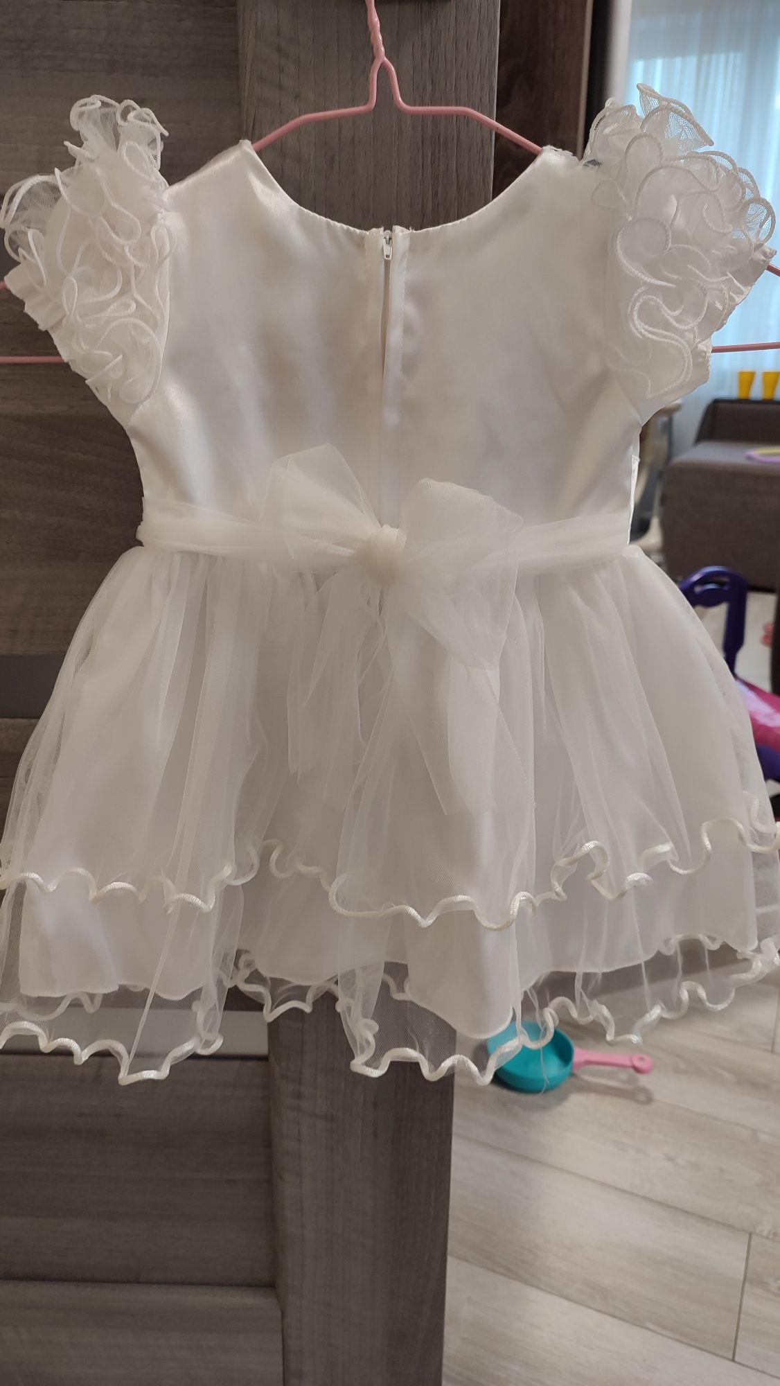 Святкова дитяча сукня білого кольору