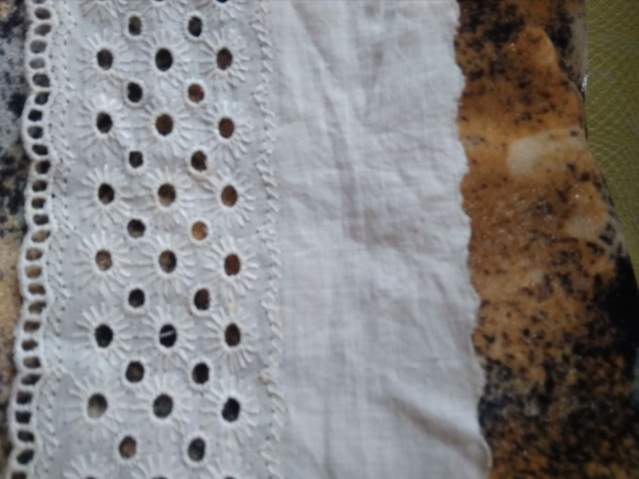 Лоскут, остатки гипюра.Кружево. Пуговицы.