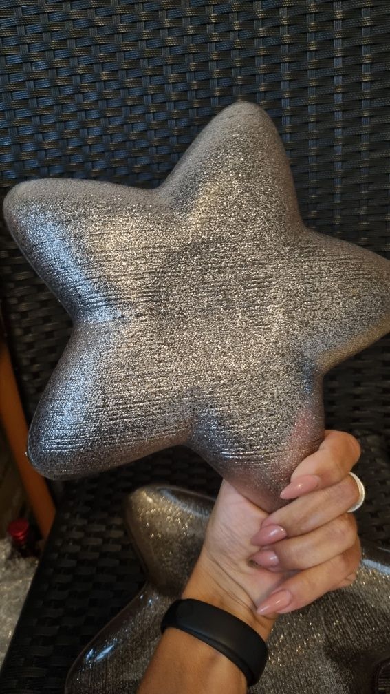 Dwa piekne talerze, ozdoby na stół, święta