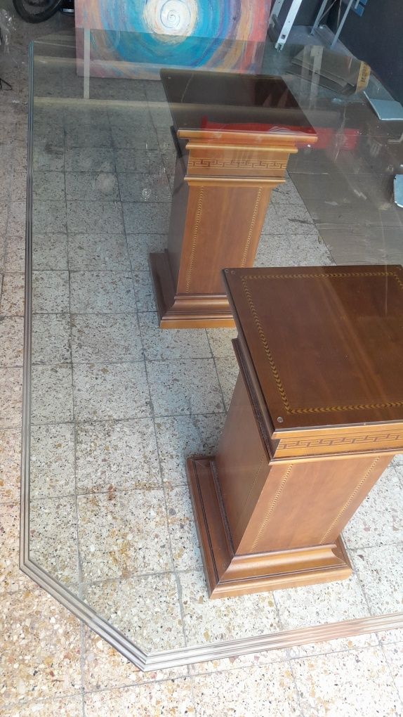 Mesa com tampo em vidro