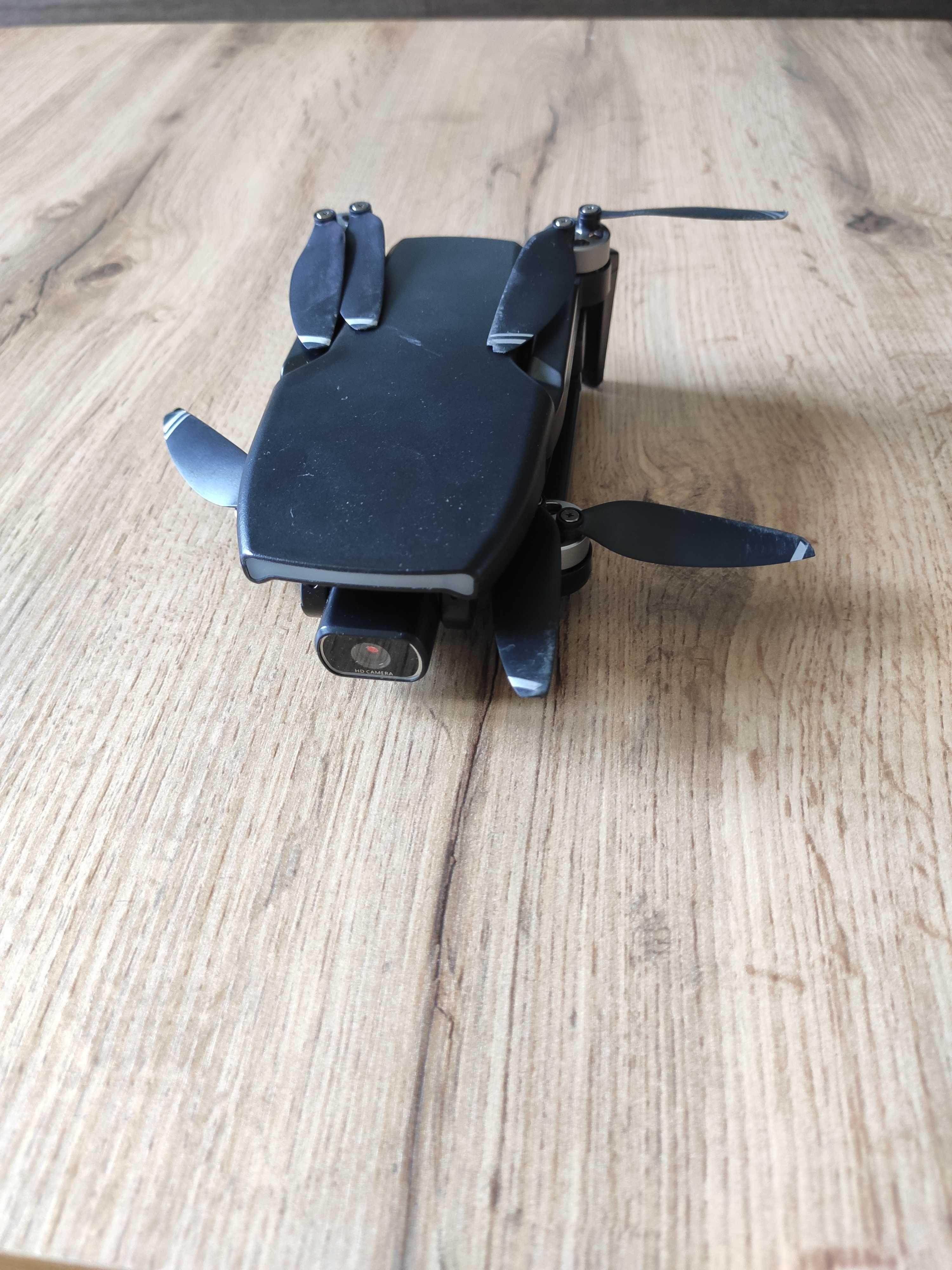 Dron z kamerami mały.