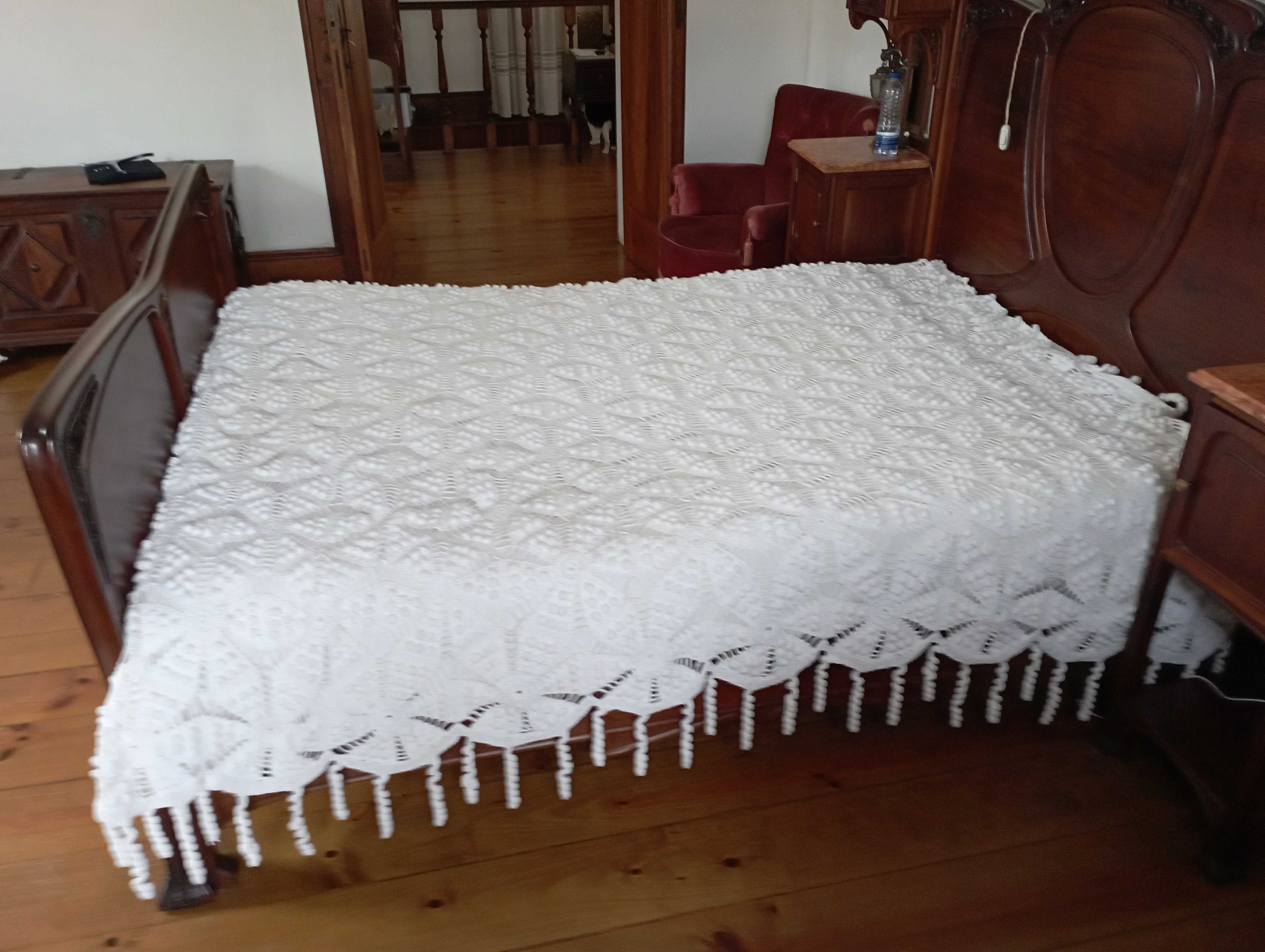 Colcha em crochet feita com algodão branco