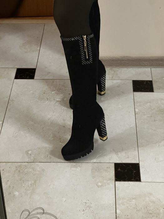 Продам зимові чоботи на підборах