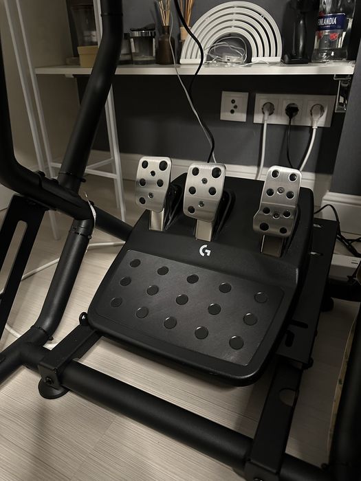 Продаю Logitech G923 TRUEFORCE (PS5/PS4/PC)