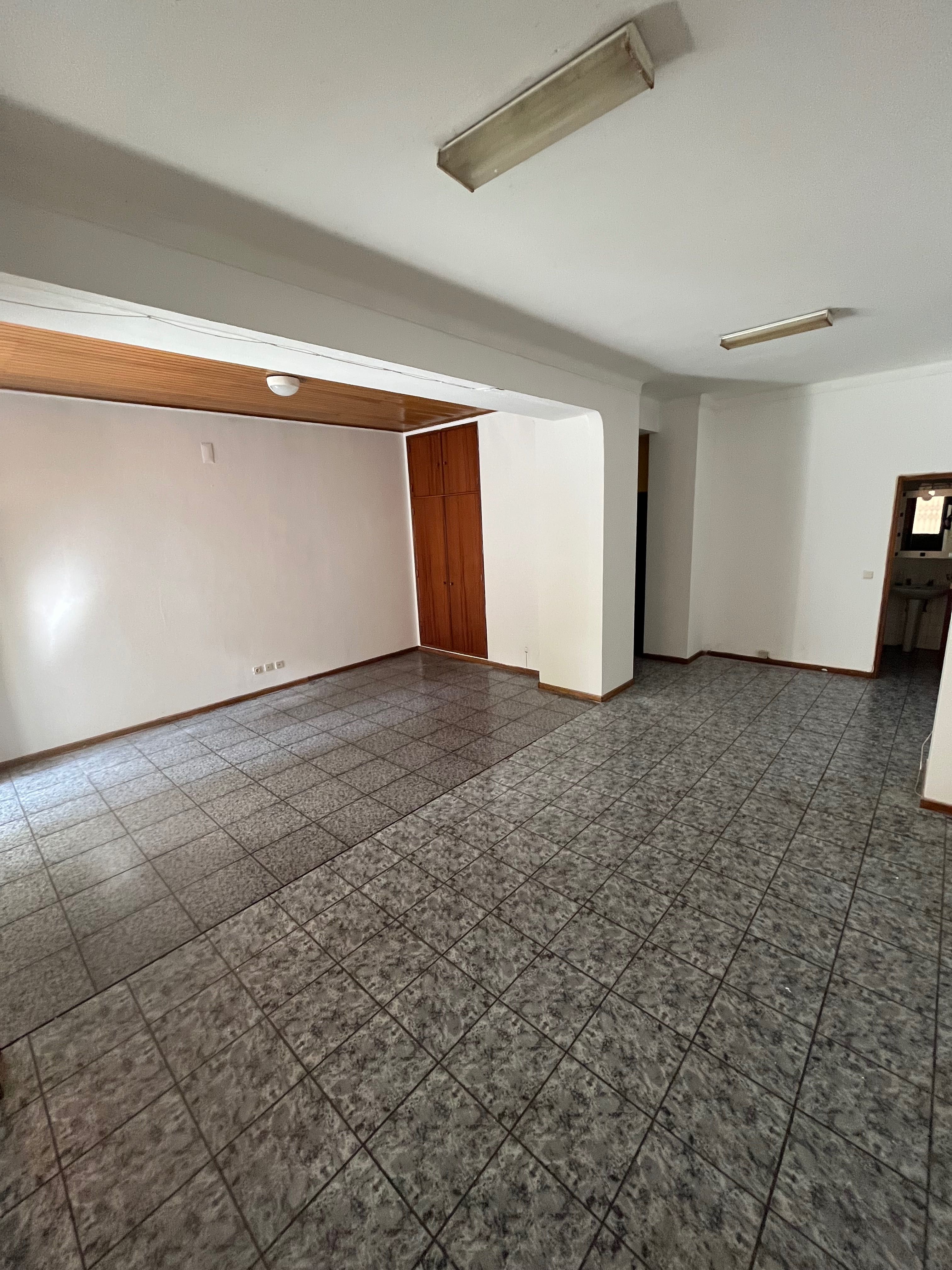 Vende-se Rés do chão, para comércio ou habitação 78m2