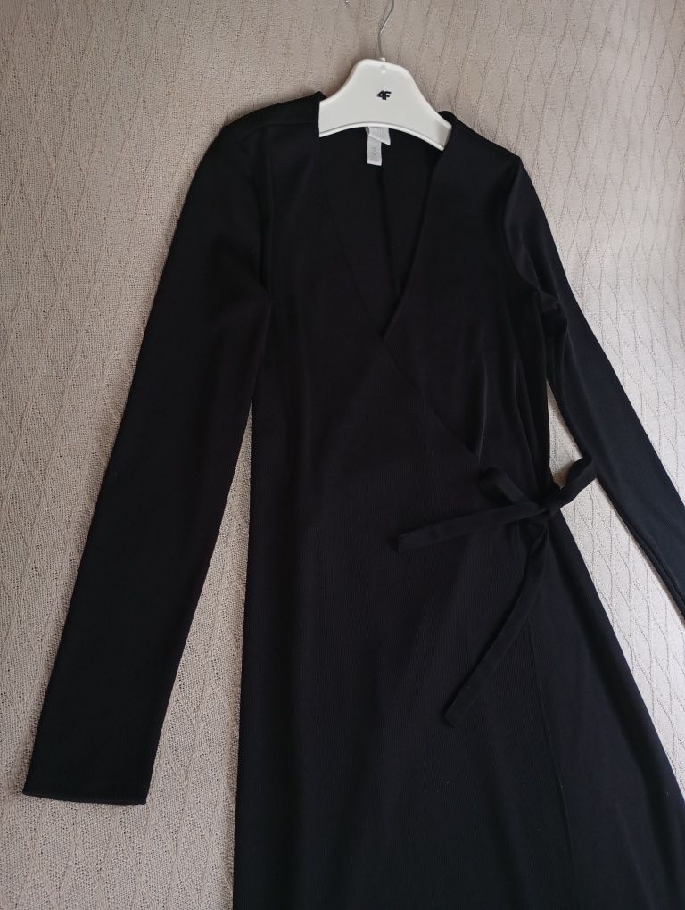 H&M M długa czarna kopertowa sukienka midi w prążki z paskiem