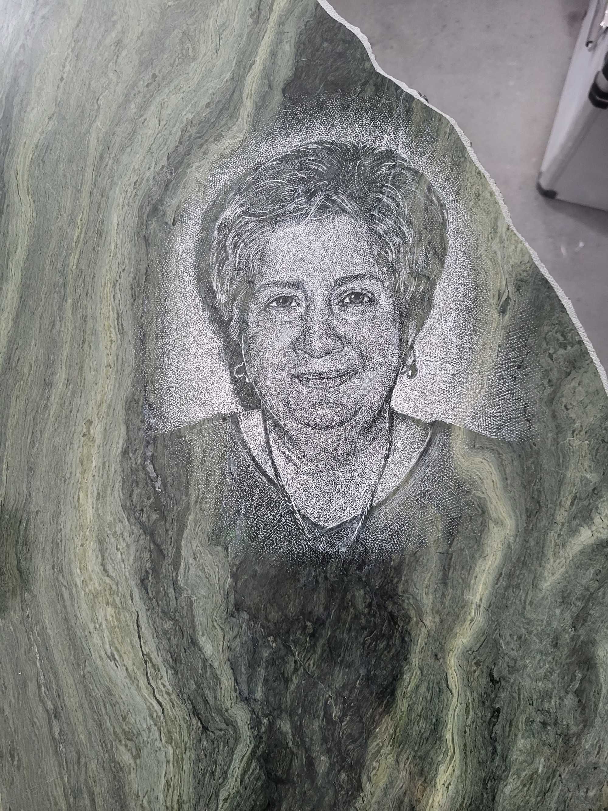 Portret w kamieniu wykuty ręcznie