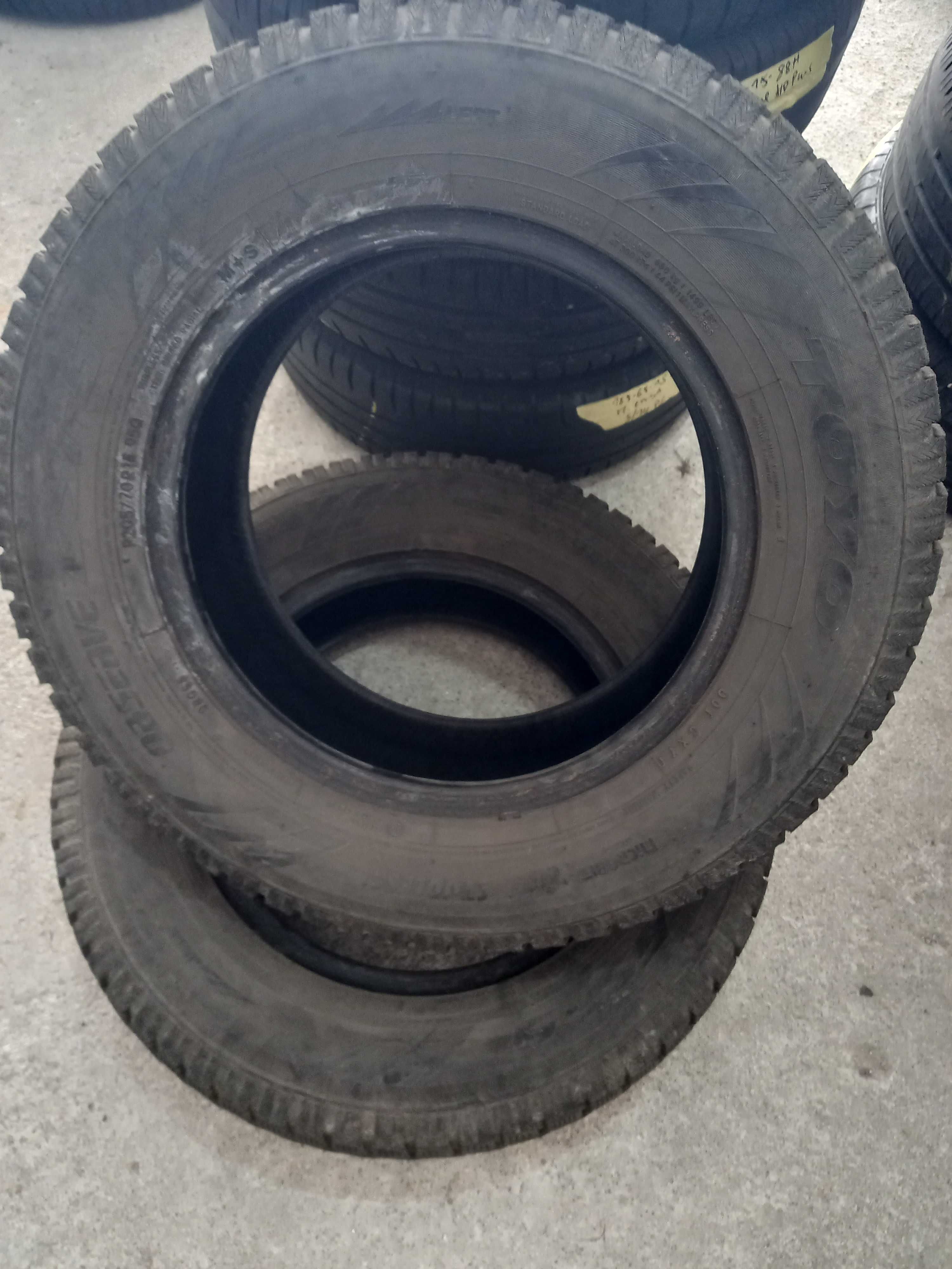 2 Pneus 205/70R15 4x4 Toyo seminovos