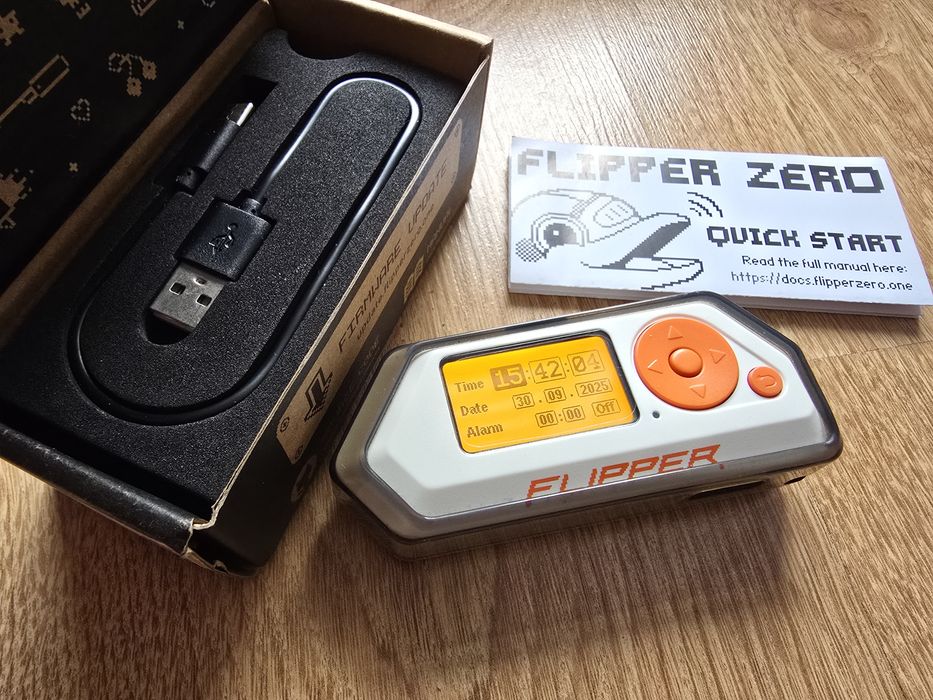 Flipper Zero jak nowy + etui + karta 64 gb