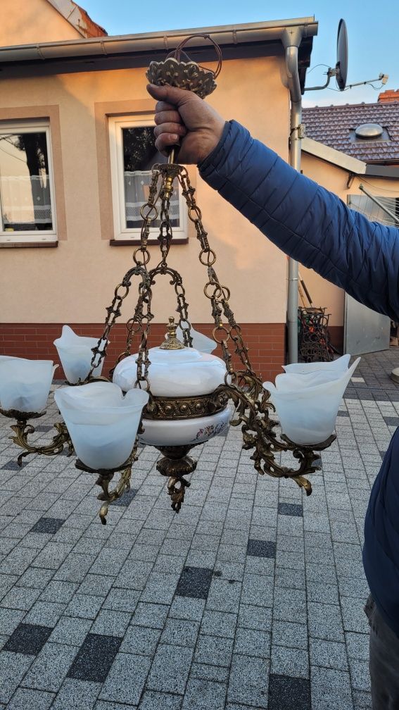 Stary żyrandol mosiężny