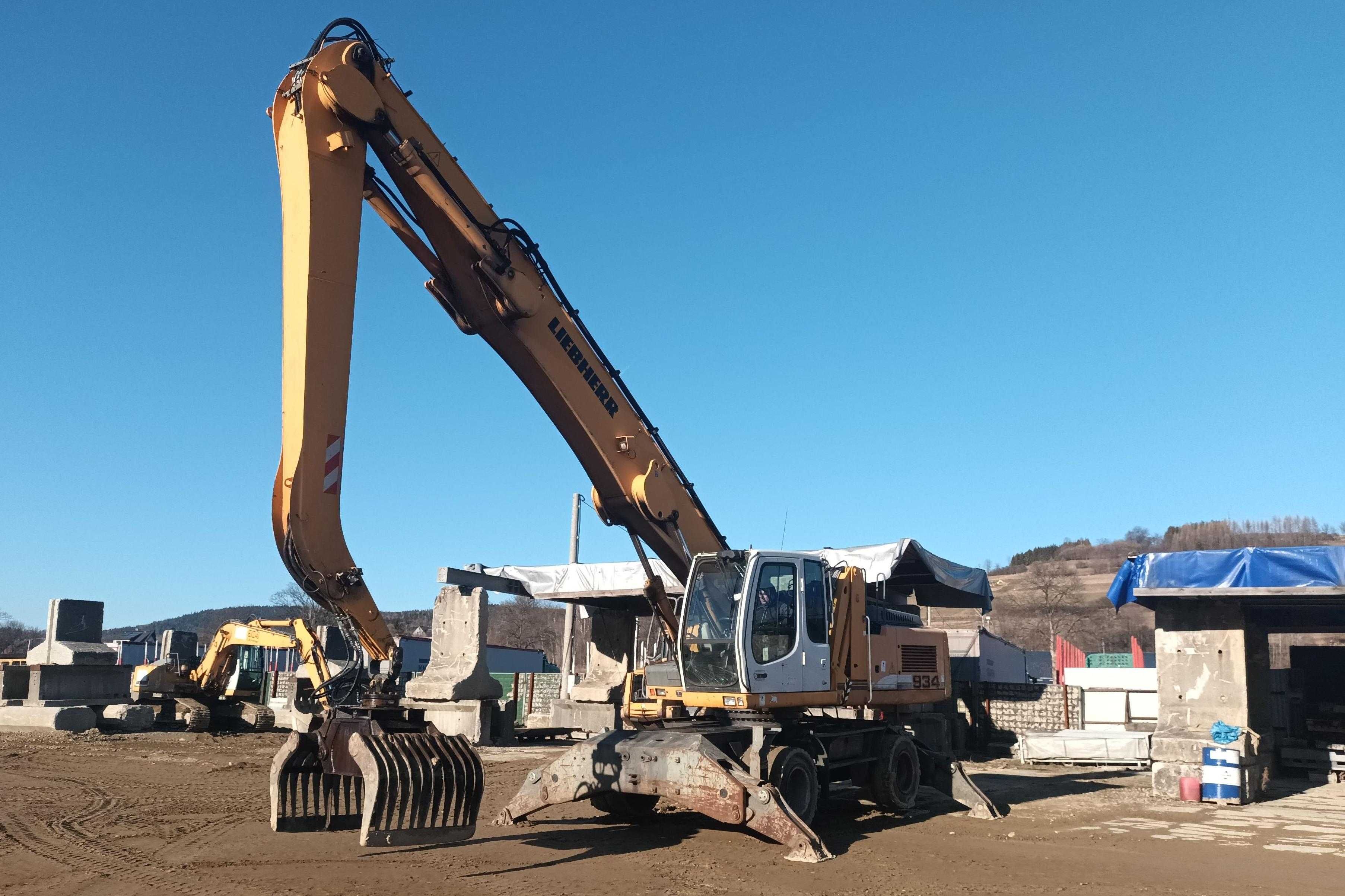 Koparka przeładunkowa Liebherr A934C. Żuraw. Chwytak. Wyburzenia