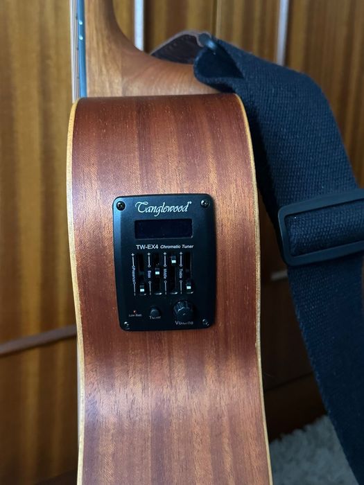 Guitarra eletro-acústica