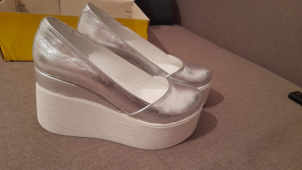 Продам шкіряне взуття