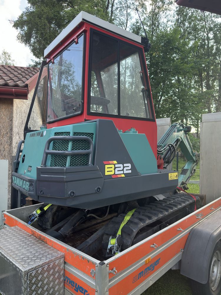 Koparka Yanmar B 22 z dwoma łyżkami .