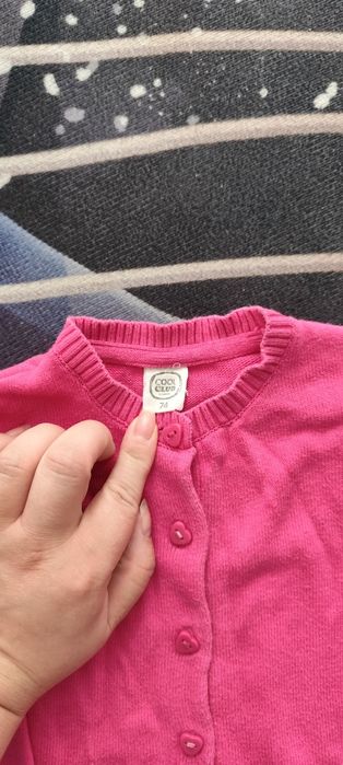 Piękny sweterek w kolorze fuksji rozmiar 74