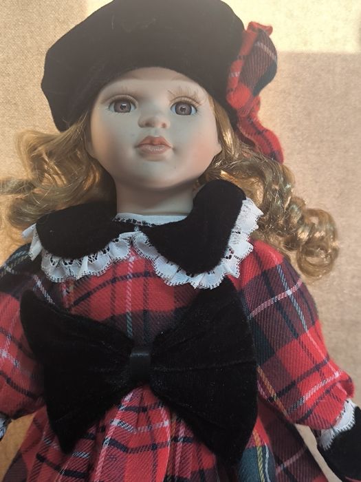 Boneca Escocesa de Porcelana