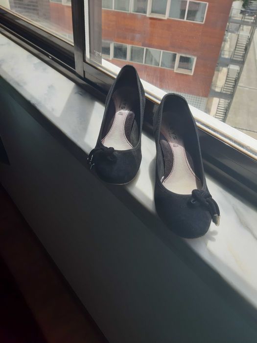 Sapatos pretos em camurça da marca italiana Keys