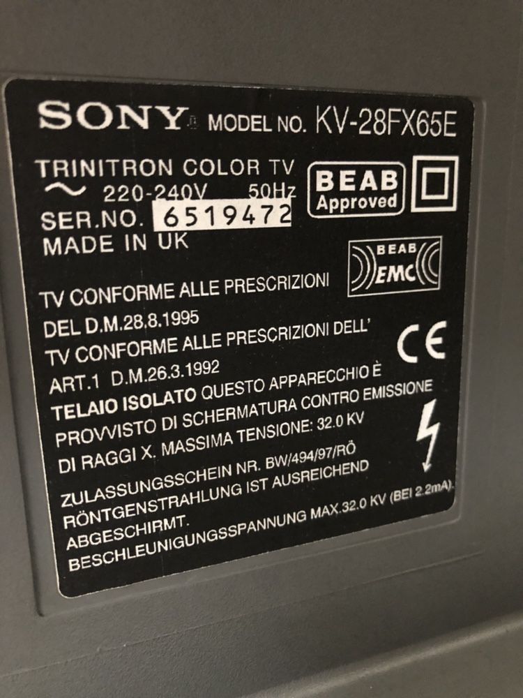 TV Sony Trinitron Color 100Hz KV-28FX65E com movel original.