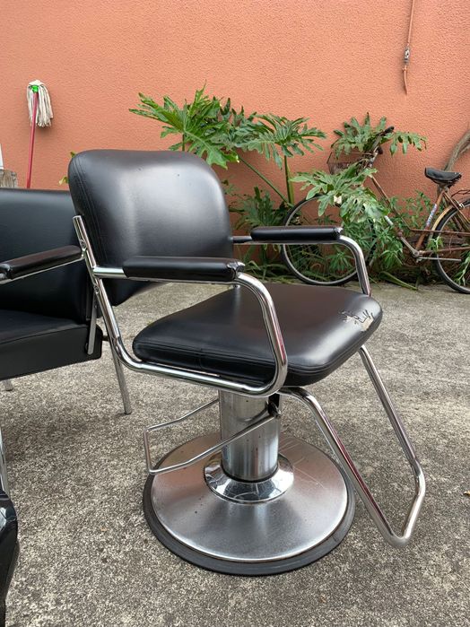 Cadeiras e lava cabeças cabeleireira