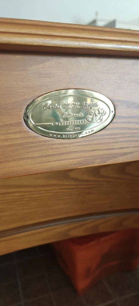 Mesa de bilhar, bolas e tacos