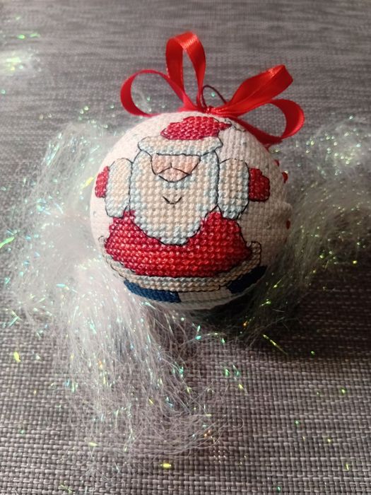 Вишиті новорічні кульки