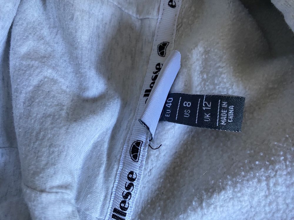 Szara bluza z kapturem ellesse kangurek