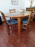 Mesa de refeiçao e quatro cadeiras