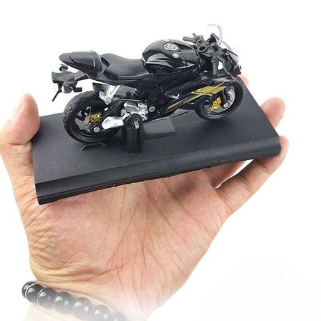 Модель спортивного мотоцикла Yamaha - чёрная - масштаб 1:18