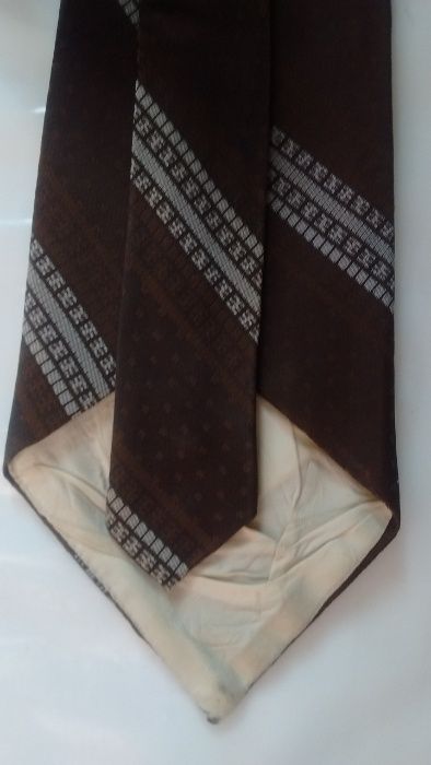 Коричневый галстук кроватка для рубашки на корпоратив